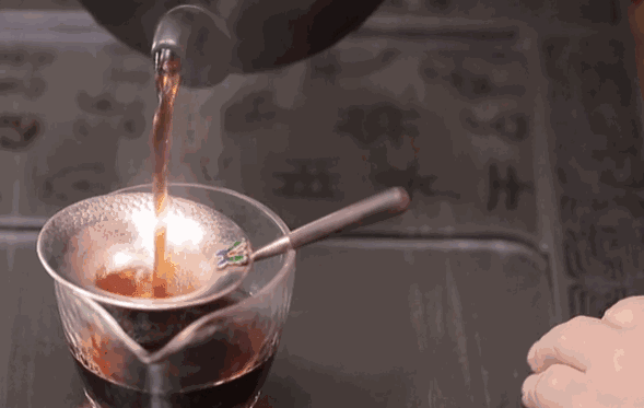 泡茶的水一般在80-100度,这时候茶叶中的溶于水的物质是低沸点物质,煮