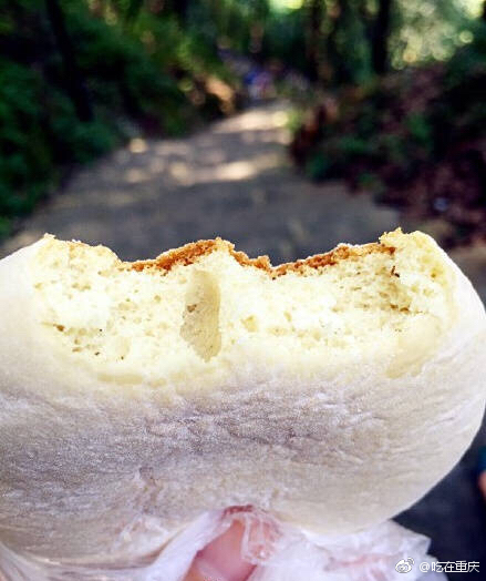 今天早上,跟吃姐一起来寻找回忆里的老重庆你们有好久没有吃回饼了