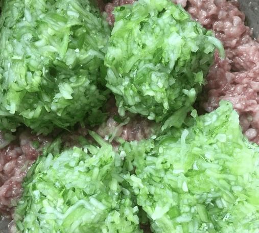 4,黄瓜腌制好后用手挤出水分,切碎放到猪肉馅里面.