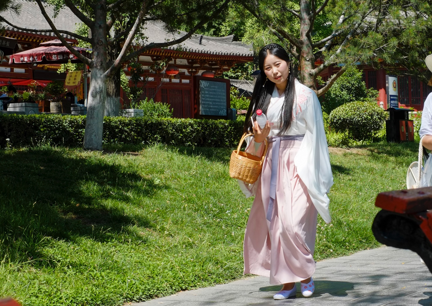 西安街头众多美女穿汉服逛街