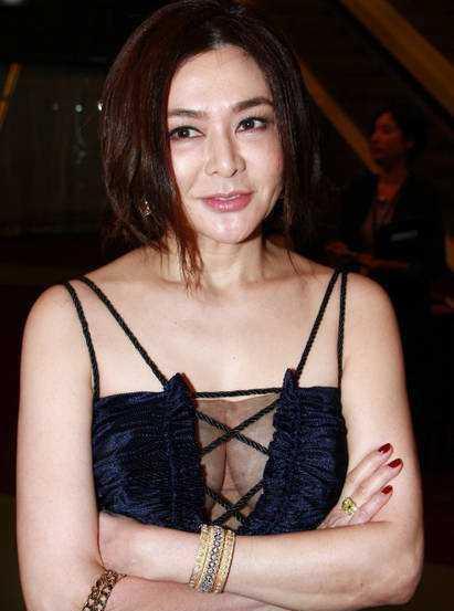 关之琳大胆穿着博眼球, 深v开胸装让人大开眼界, 网友: 要舔屏了