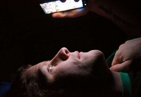 活了25年才知道,晚上睡觉前看手机危害这么大