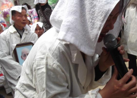 爸爸去世后儿子连夜开车赶回家半夜听到爸爸说儿啊慢点开