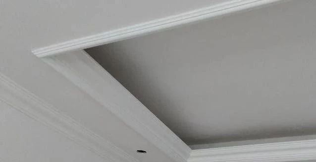 石膏线的主要材料为石膏,带各种花纹造型,具备防火,防潮,隔音的效果