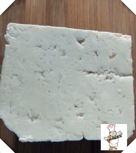 豆腐过盐水稍微煮一下然后捞起来,切成四方小丁,这样就不容易切碎噢.