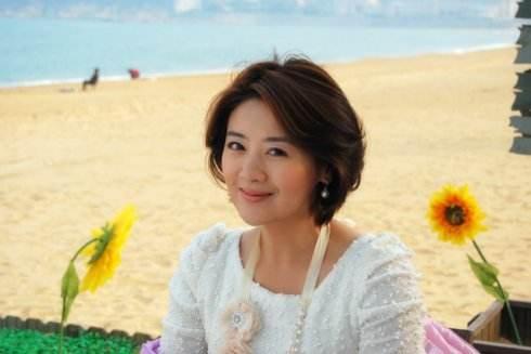 她20岁成名,离婚后嫁给小六岁小鲜肉,如今38岁被宠成这样!
