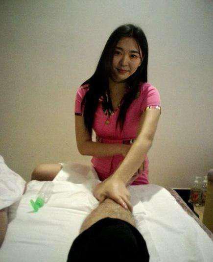 然后我问女友准备啥,女友说:很简单,前四后八,一动不动,万紫千红