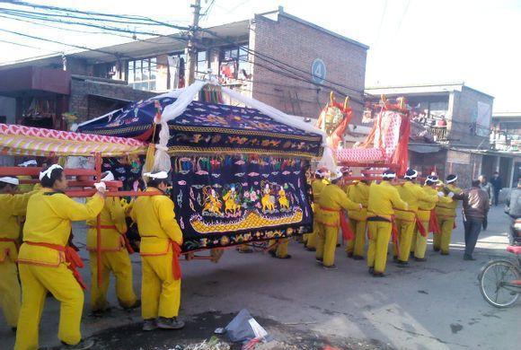 逝者出殡的时候为什么要那么多人抬棺材其实并不是棺材太重