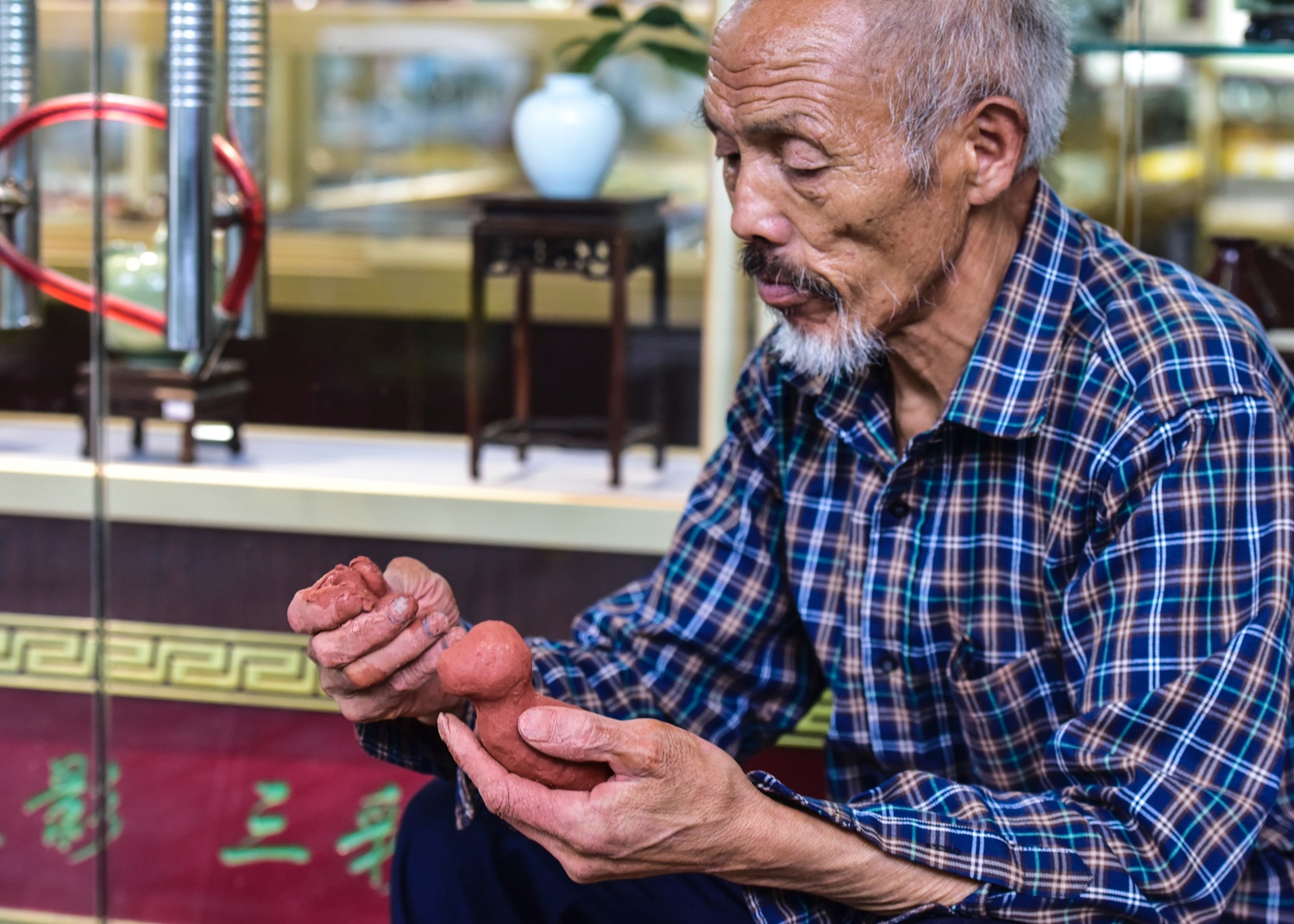 西安街头6旬老人捏泥塑 30元一个 一天能卖好几个