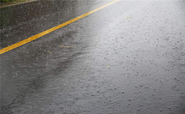 雨天路滑行车不安全?道路止滑地坪来保驾护航!