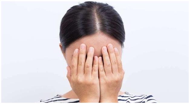 妈妈二婚去世,我一年后回家,听到妈妈房间有哭声,我捂嘴哭了