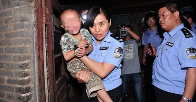 儿子在公园被人拐走妻子看见人贩子丈夫紧紧捂住妻子嘴巴