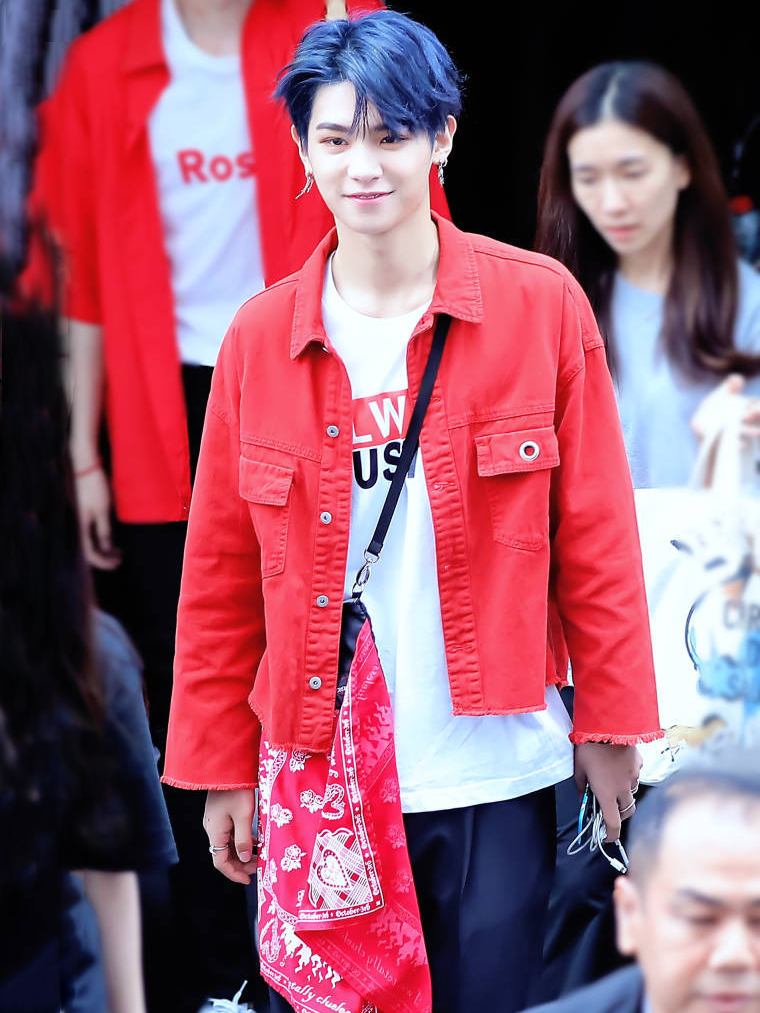 justin爱的红丝巾,小鬼王子异戴头上,林彦俊坐屁股底下?