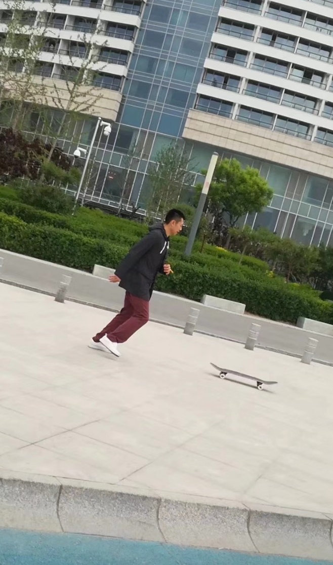 42岁的夏雨生活中玩儿滑板被拍 从身材到身手完全不输小鲜肉