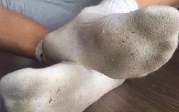 白袜子没穿2次,就发黄变硬?从洗衣店偷学了2招,洗完洁白如新