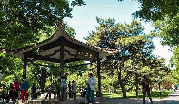 旅游风光:陶然亭周围,有许多著名的历史胜迹