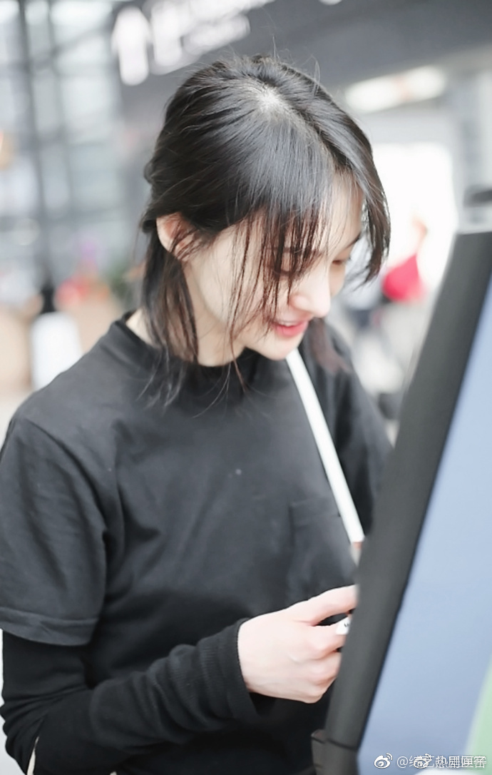 终于见到大壳!郑爽和粉丝聊天好自然~笑起来太好看