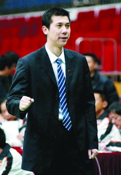 一位则是江苏男排主教练卢卫中,另一位是河南男排主帅以及国家队助理