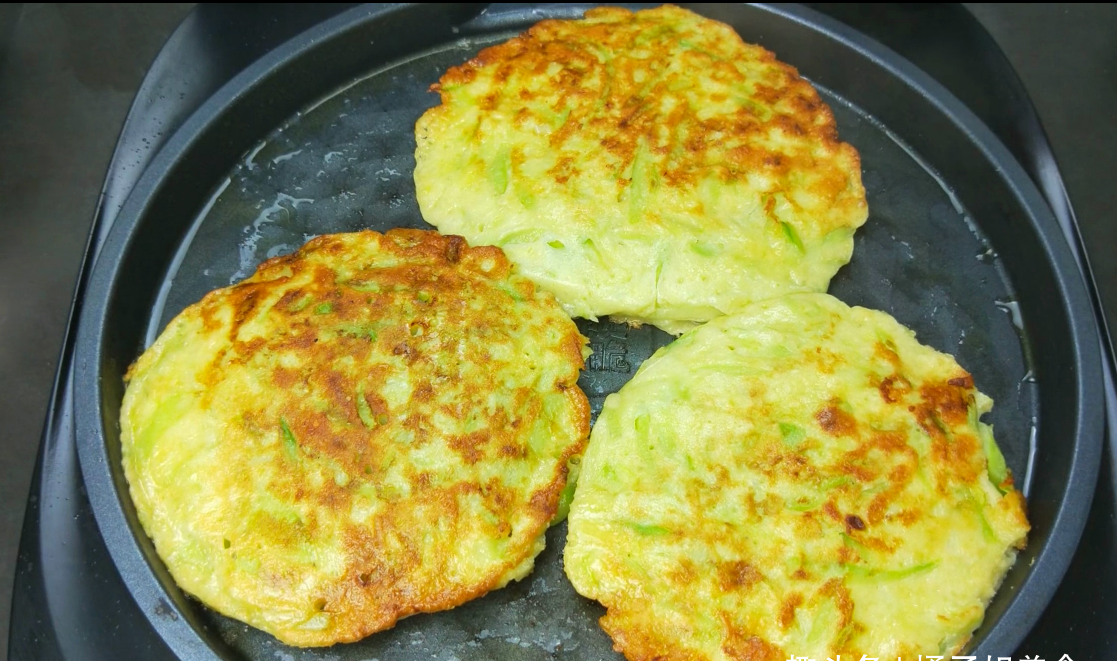 丝瓜饼的做法,简单美味,比葱花饼还好吃,一顿一大盘不够吃的