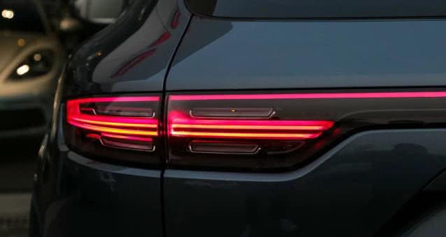 男子提18款保时捷卡宴,表示尾灯实在是帅气,谁还敢说像众泰