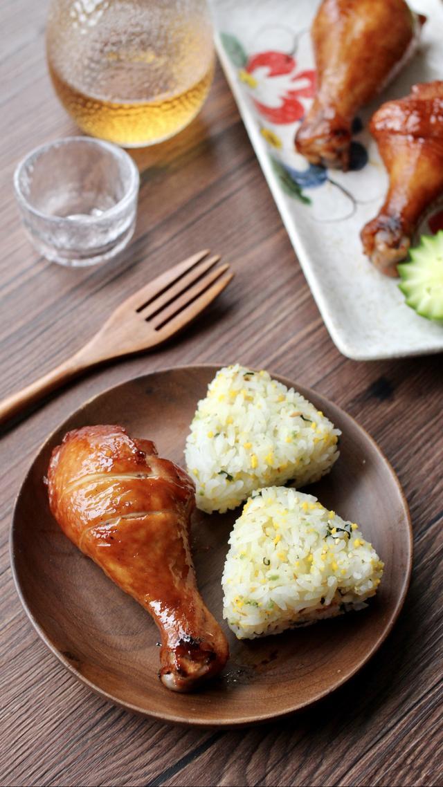 照烧鸡腿和饭团有配梅子酒樱花饭团海苔饭团饭团配豆腐海苔汤和蔬菜