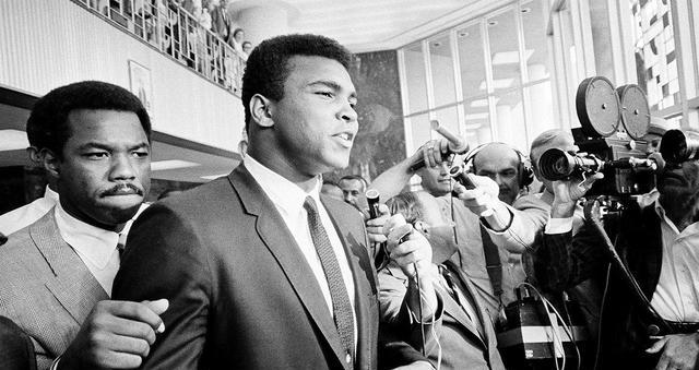 拳王阿里:因拒服兵役入狱,结过四次婚,晚年收的