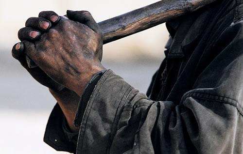 老人带芋头进城, 在门外站了一会, 儿子一掌打在媳妇脸上