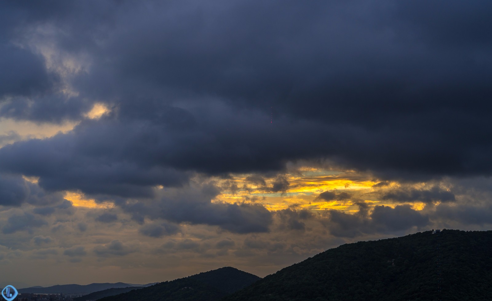 台风"温比亚"又来捣蛋了,昨日城市上空乌云密布