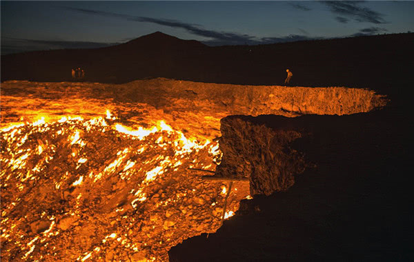 现实版的"火焰山",当地人称为地狱之门,已经烧掉上百亿!