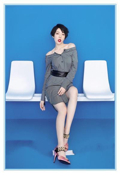 穿件"肚兜"就上台,网友:脸咋又变了?