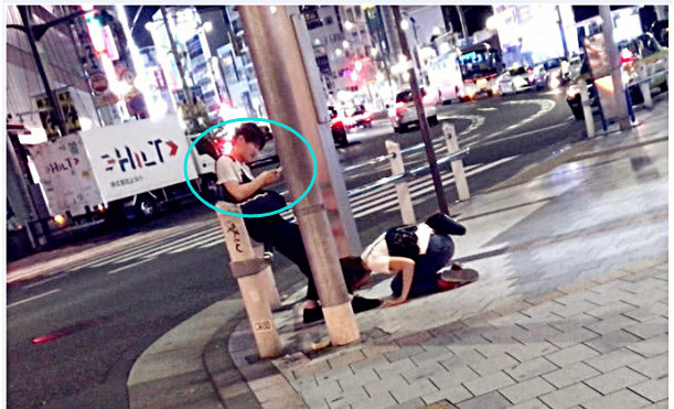 年轻女孩给男友下跪磕头求原谅男友这个冷漠动作引众怒