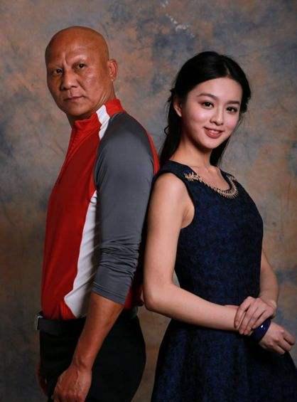 与李连杰一同出道,天生恶相专演反派,如今娶娇妻生活幸福!