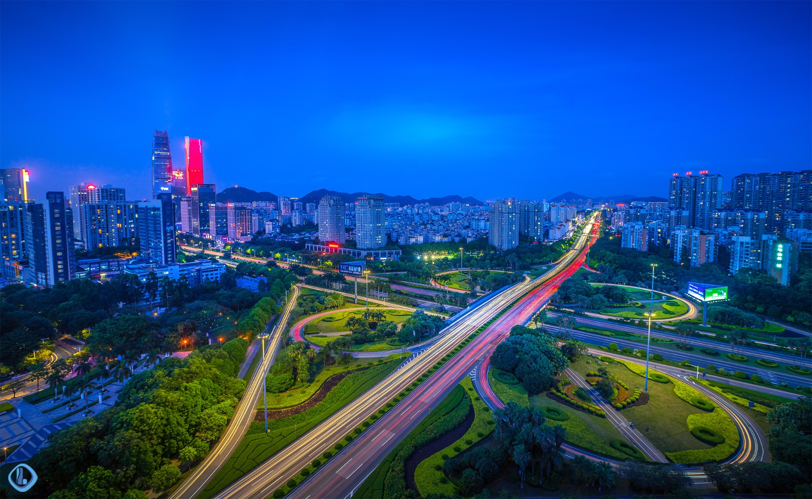 一座城市的地标有很多种,最东莞的,便是那发达的城市交通枢纽.