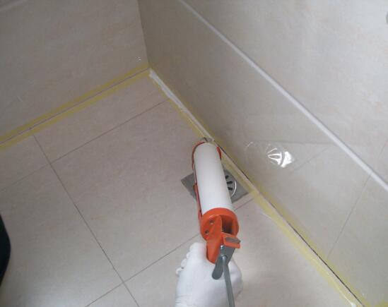 卫生间的玻璃胶,用久发霉太恶心!只用了这个法子,缝隙立马干净