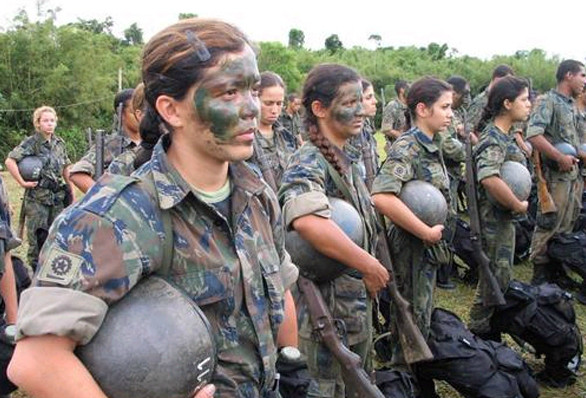 美照欣赏,巴西漂亮女兵野外训练_新浪看点