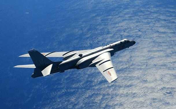 这还没完,在网是又传出了轰-20的消息,在两架歼-10战机守护下进行试飞