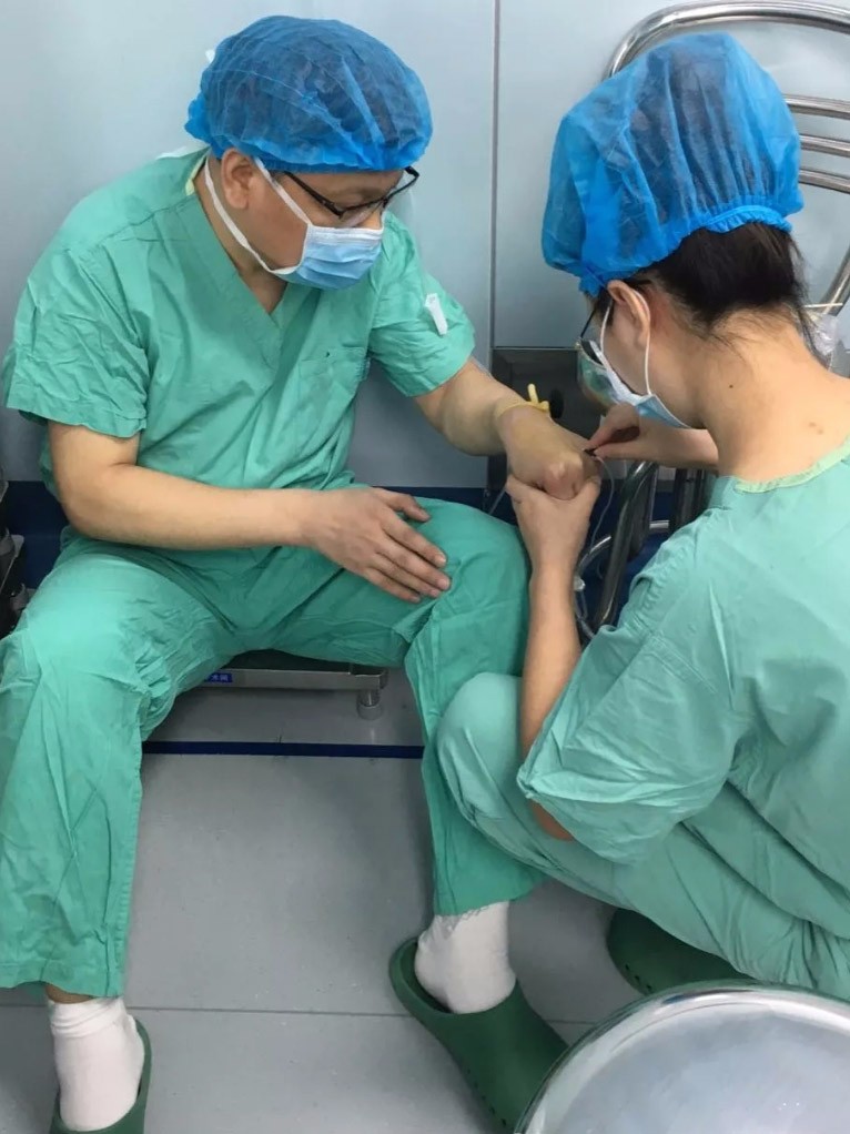 最美医生带病坚持手术照走红网络网友心疼泪奔