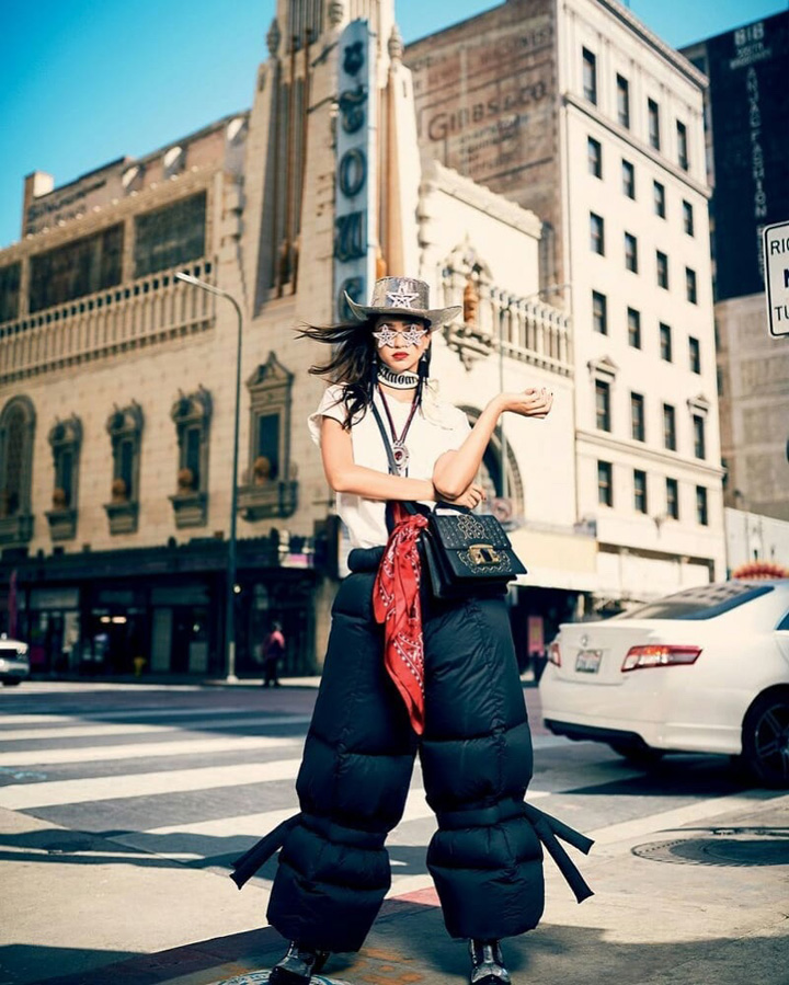 伊人女性牛仔帽搭配新季时装,呈现极具个性的穿搭风尚