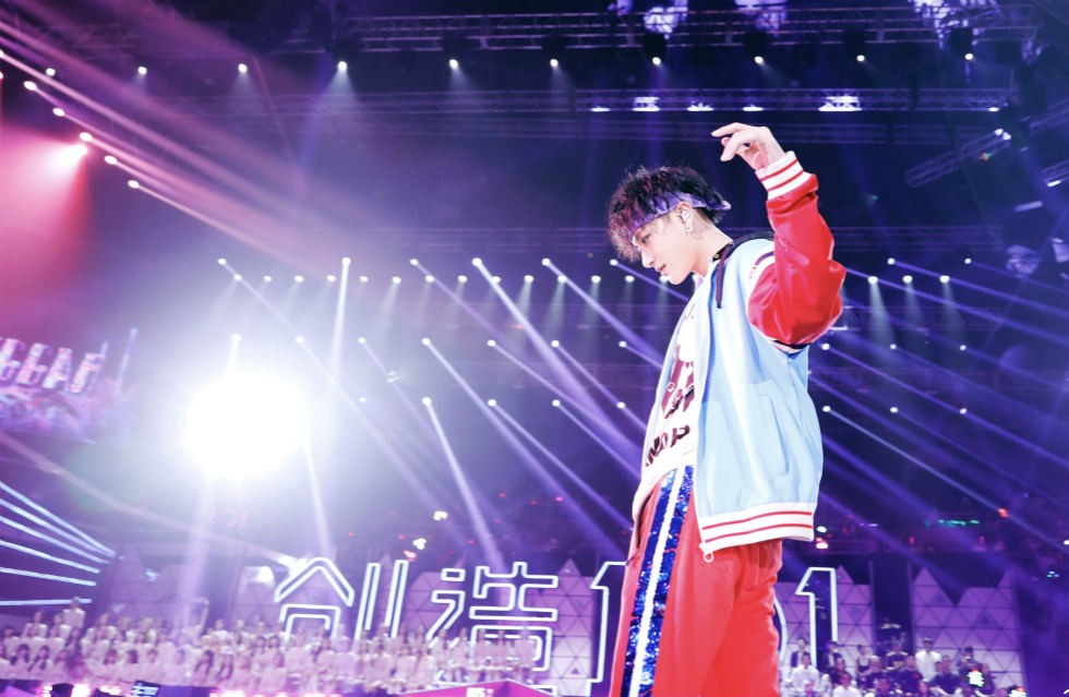 黄子韬携超燃《Beggar》开场 陪伴火箭少女1