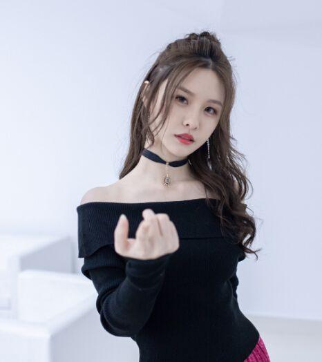 斗鱼阿冷现场照女王范十足被赞直播界杨超越水友还有谁