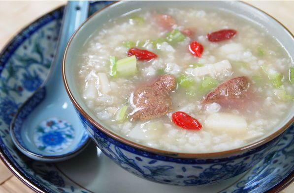 等到粥熟时加入切碎的猪肝,稍煮片刻即成.功效:具有补肝明目之功效.