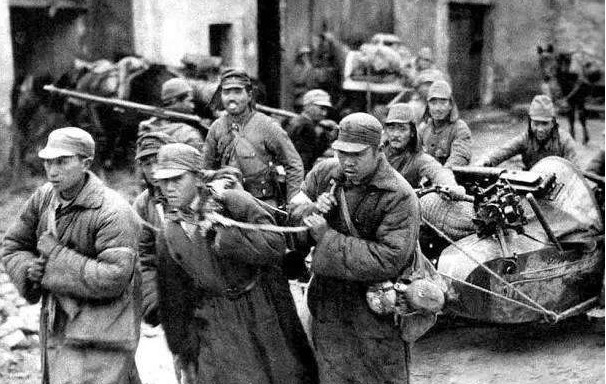 抗战中伪军的老照片,图2鬼子教伪军学日语