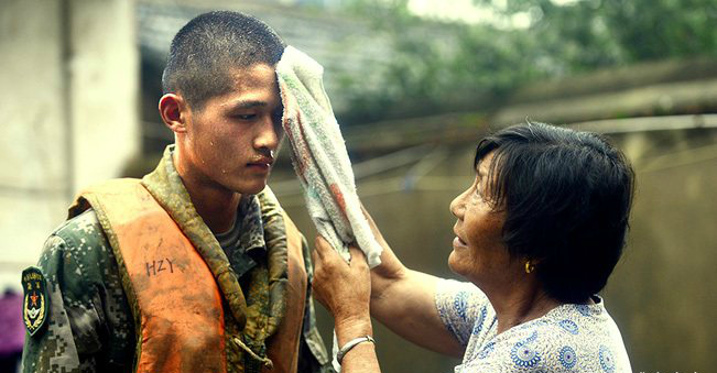 军人的感人瞬间女兵相拥而泣最后那张战友墓前长跪不起