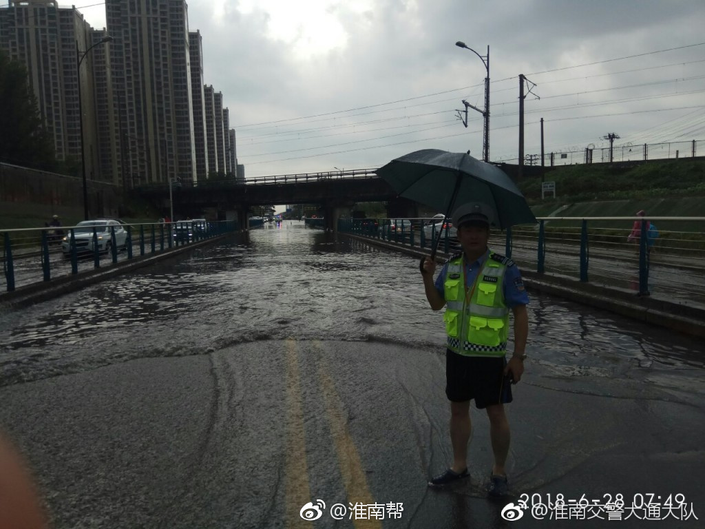 大雨侵袭淮南 交警雨中保通畅