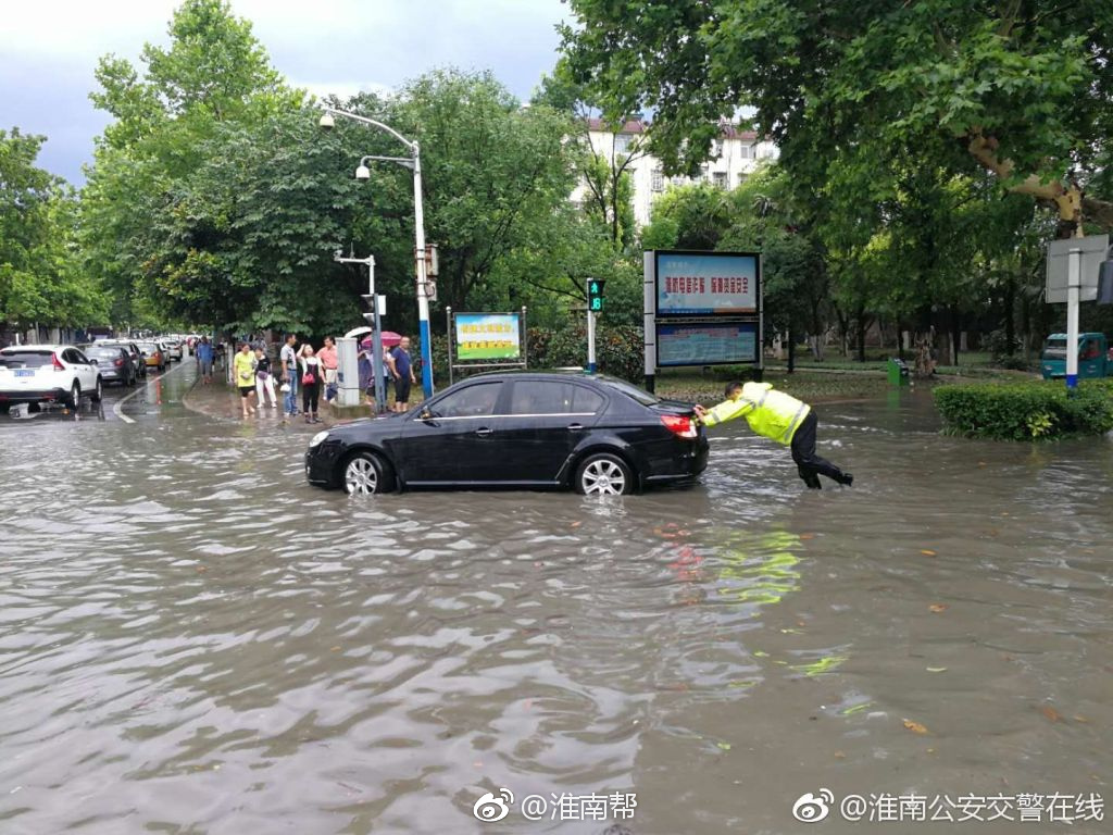 大雨侵袭淮南 交警雨中保通畅