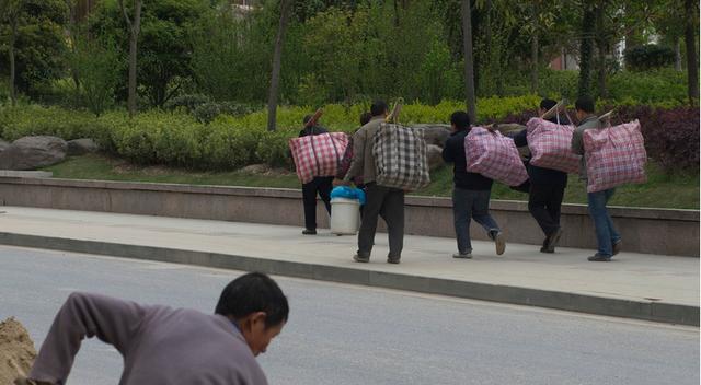 河南农村年轻人出去打工,村里只剩下留守老人儿童,看着心酸