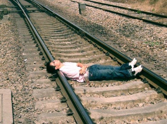 火车司机看到有人卧轨,会怎么做?15年老司机说出实情