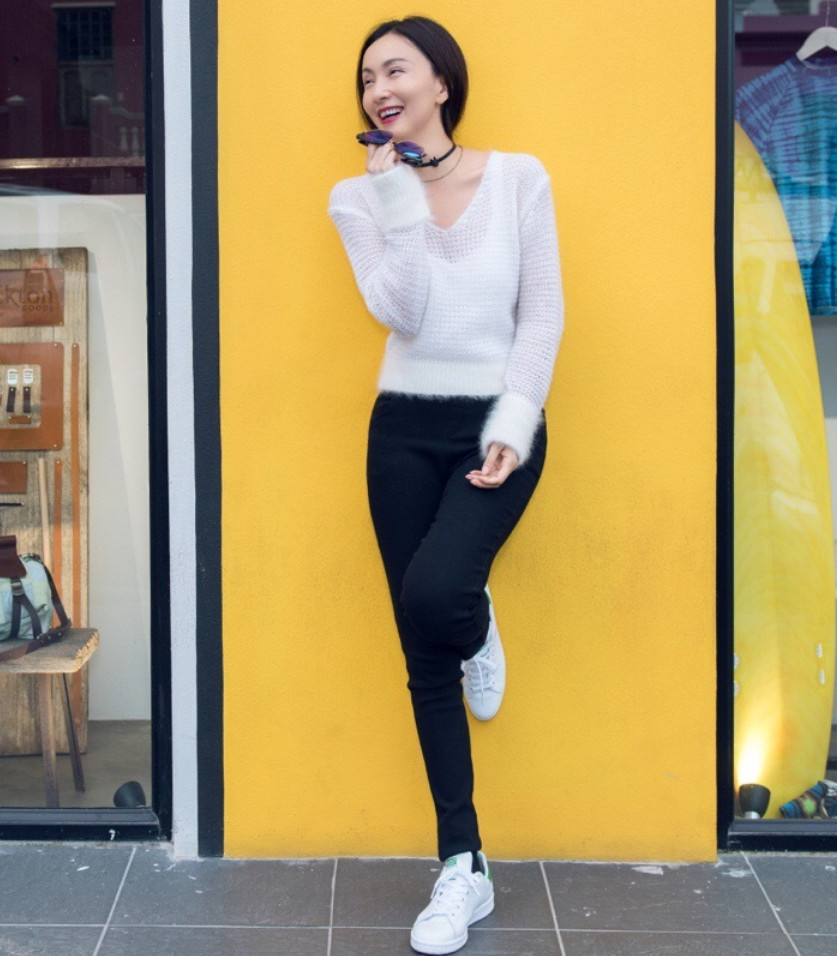 陶虹穿西装成霸道总裁,腰带搭得有心机,只看腰还以为是赵丽颖!