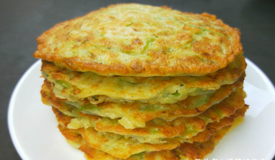 丝瓜饼的做法,简单美味,比葱花饼还好吃,一顿一大盘不够吃的