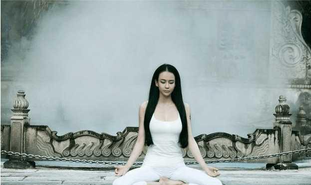 成龙大哥尊敬她人称瑜伽之母现在星爷也请她拍电影追者无数